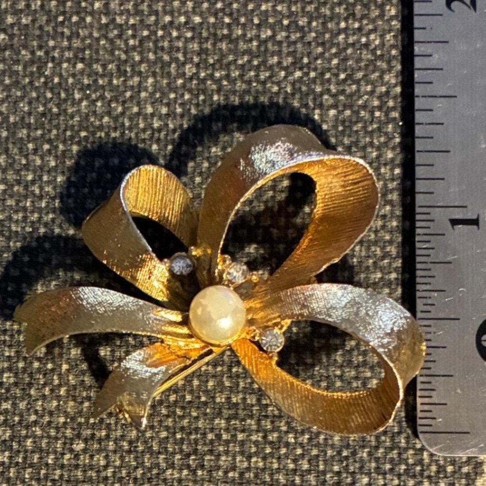 Vintage signed Roma gold tone bow Rhinestones with faux pearl brooch pin 1980s